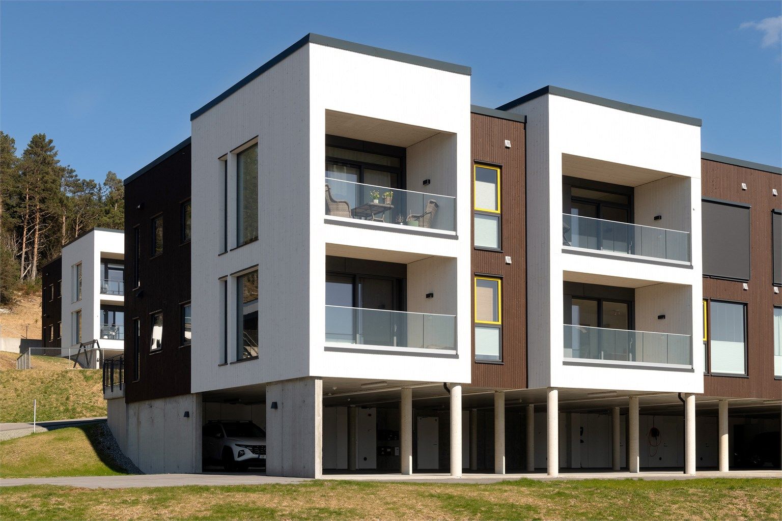 Til leiligheten hører en parkeringsplass i carportanlegget, med en tilhørende bod på 7 m² i bakkant