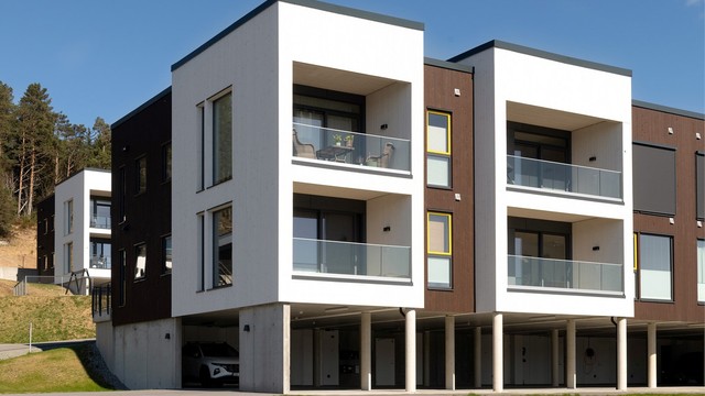 Til leiligheten hører en parkeringsplass i carportanlegget, med en tilhørende bod på 7 m² i bakkant