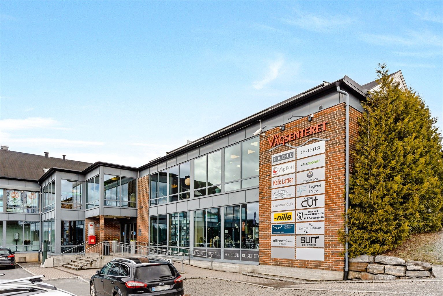Vågsenteret med flere butikker, posten, frisør, tannlege, treningssenter, vinmonopolet og kafé.