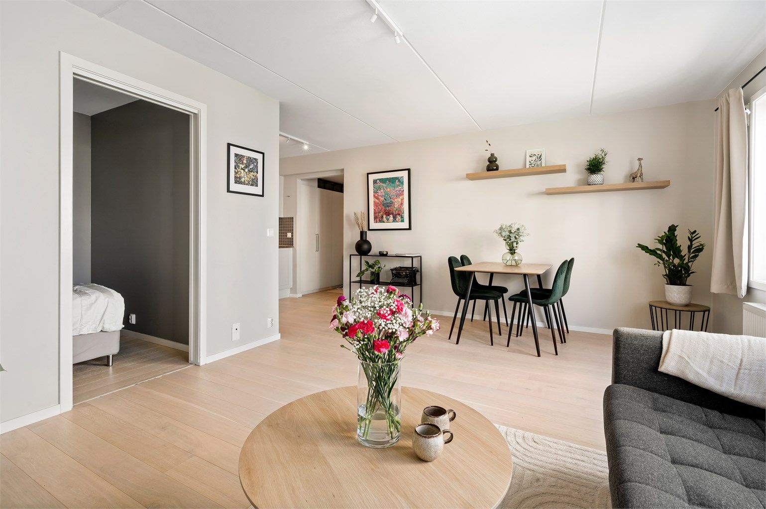 Leiligheten er holdt i moderne og delikate nyanser som harmonerer fint med hverandre og gir et helhetlig inntrykk.