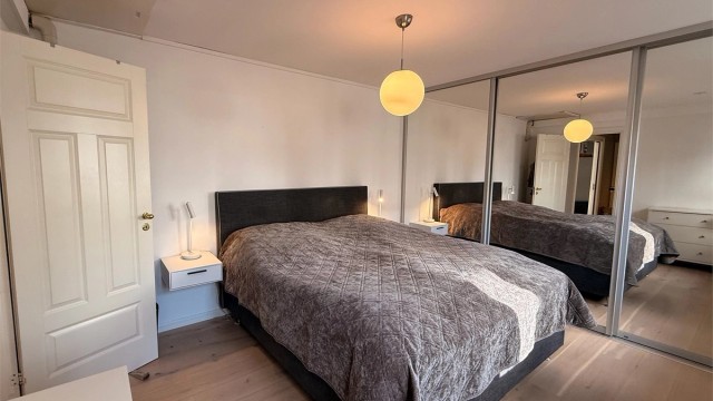 En stor skyvedørsgarderobe med speilfronter gir rikelig med oppbevaringsplass