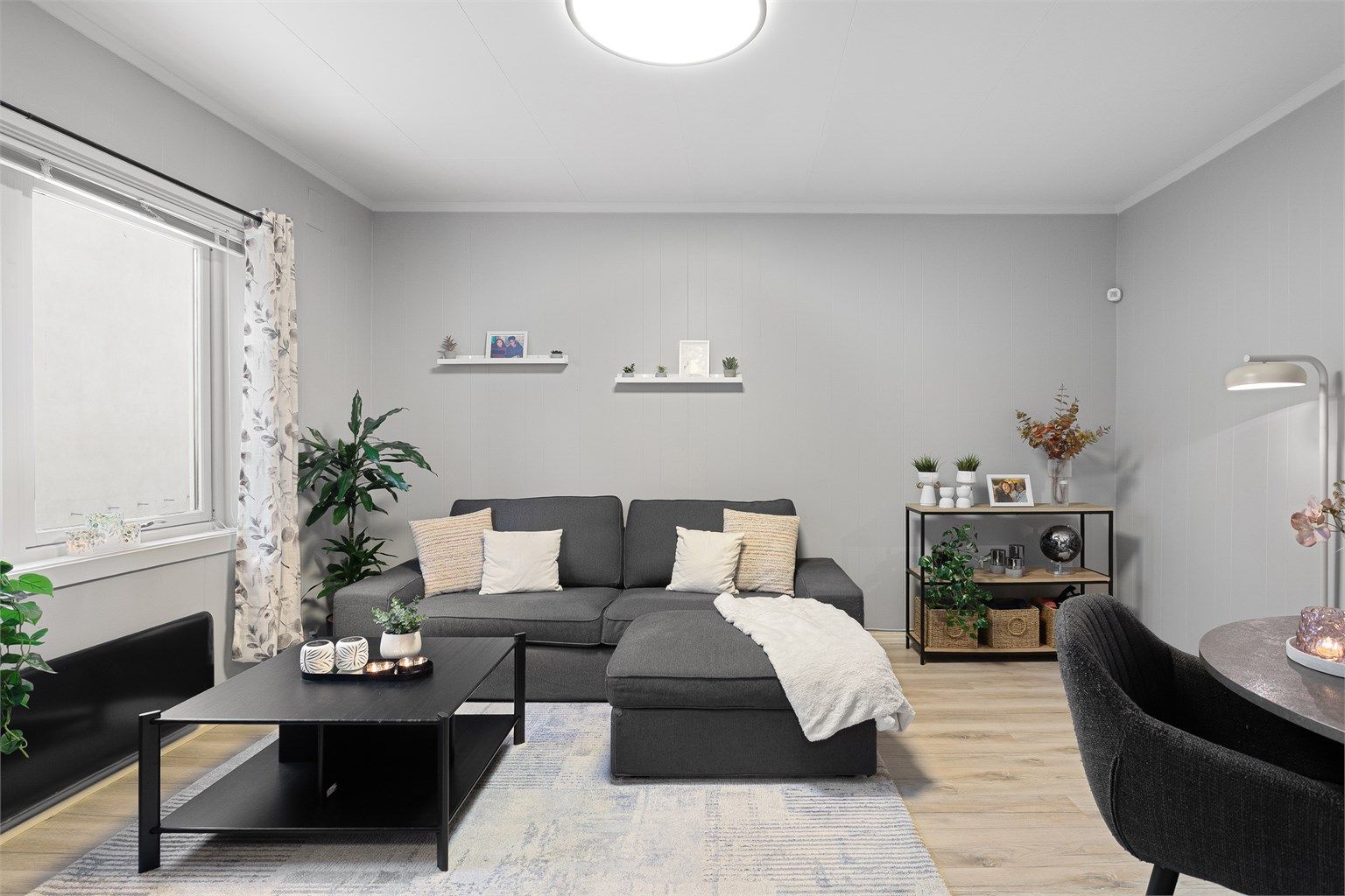 Stort vindu gir godt med naturlig lys inn i oppholdsrommet.