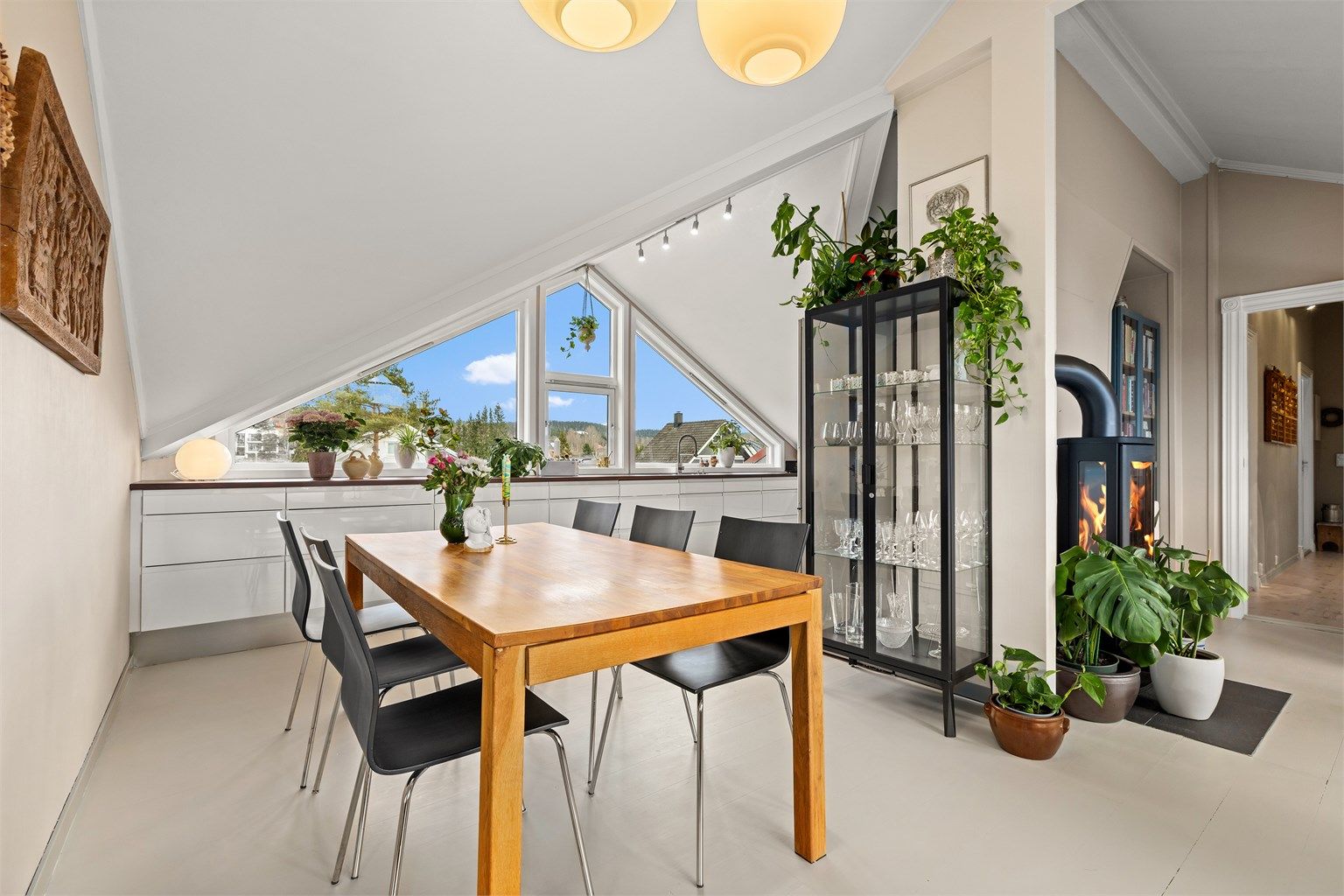 Spisestuen er plassert i naturlig forlengelse av kjøkkenet, med god plass til et stort spisebord.