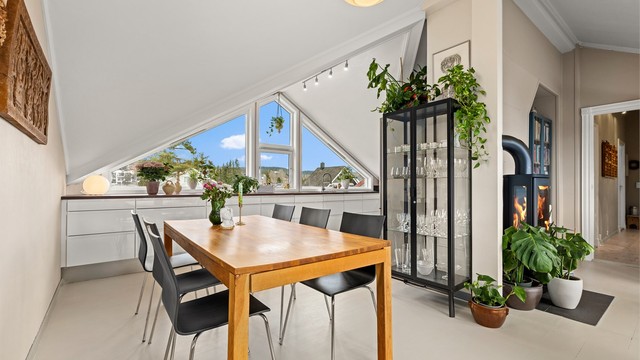 Spisestuen er plassert i naturlig forlengelse av kjøkkenet, med god plass til et stort spisebord.