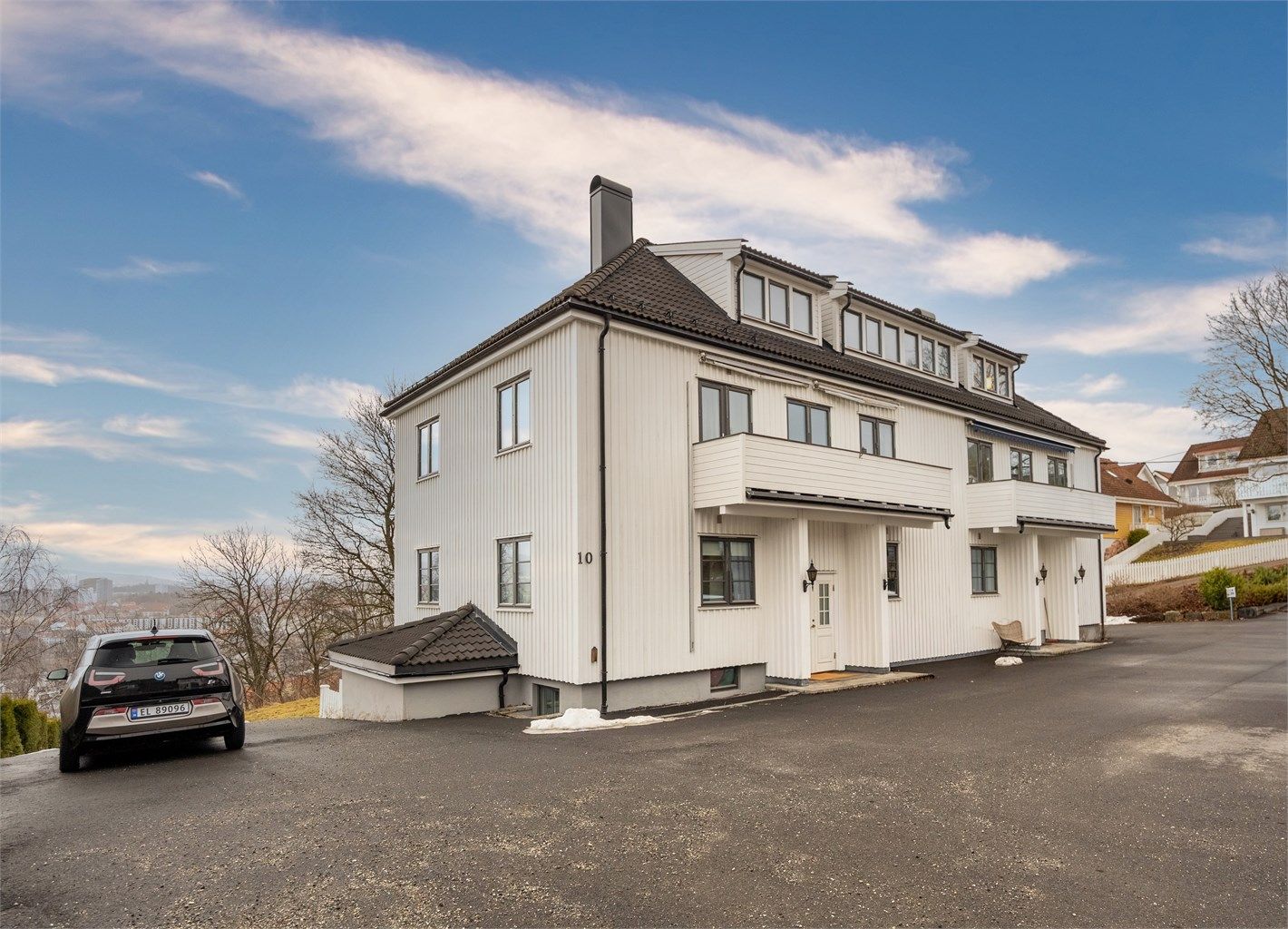 Leiligheten ligger i 3. etasje i et veletablert sameie bestående av syv seksjoner.