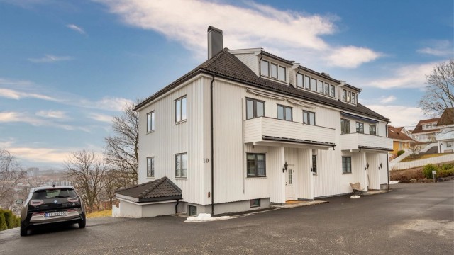 Leiligheten ligger i 3. etasje i et veletablert sameie bestående av syv seksjoner.