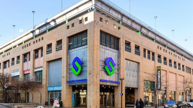 Sandvika Storsenter ligger en kort kjøretur unna med et bredt servicetilbud og butikker.