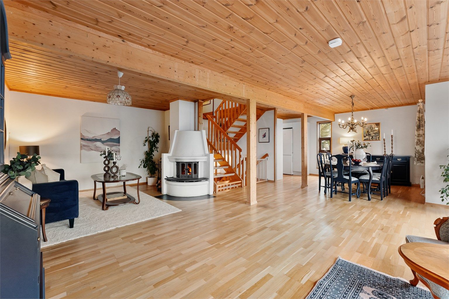 I hovedetasjen finner du en stor og lys stue med spiseplass og kjøkken