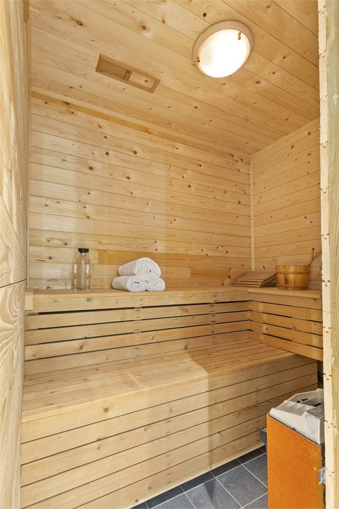 Deilig badstue med plassbygde sittebenker og badstuovn, tilliggende badet i underetasjen.