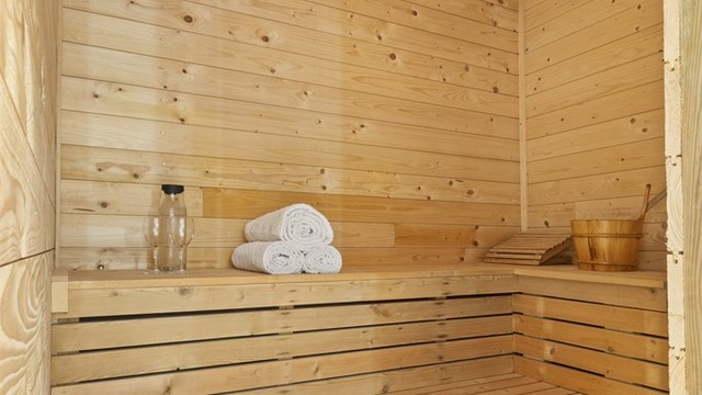 Deilig badstue med plassbygde sittebenker og badstuovn, tilliggende badet i underetasjen.