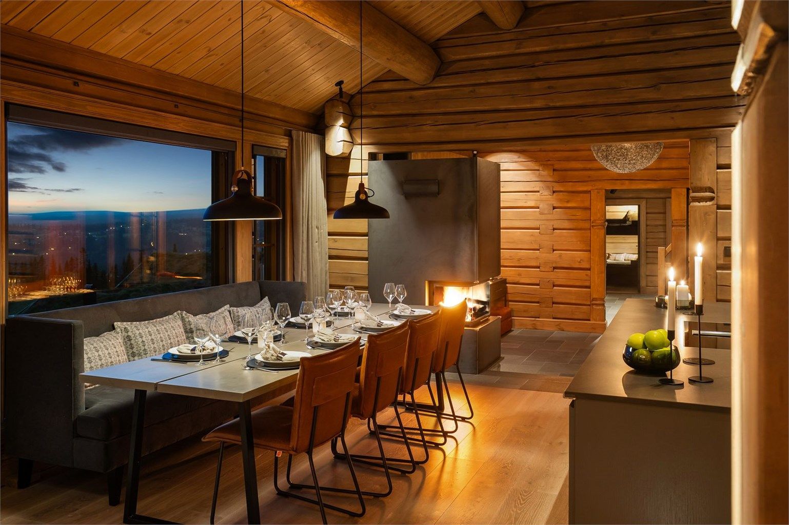 Et sosialt og funksjonelt rom med plass til både matlaging og lange måltider.