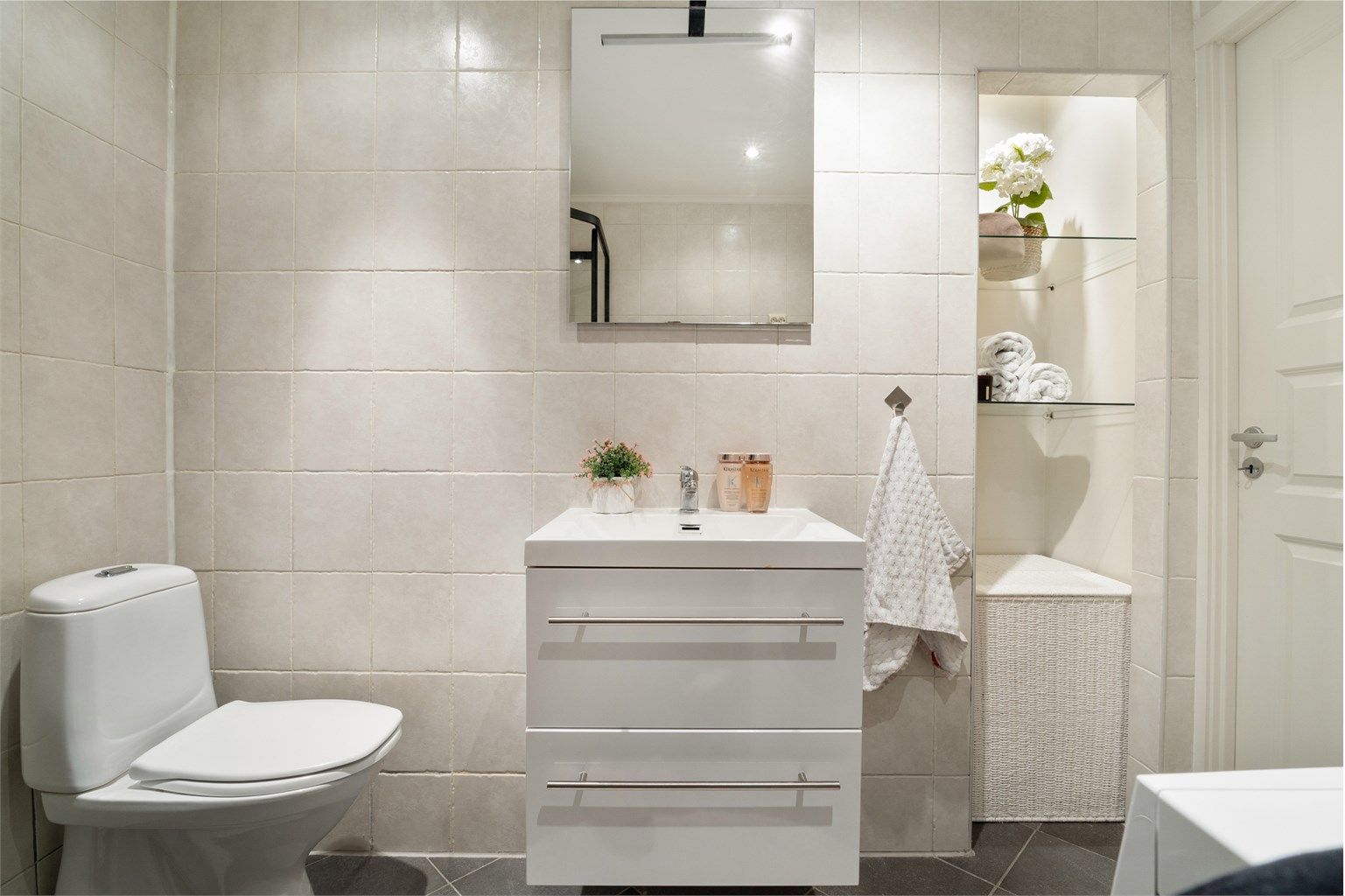 Bad er helfliset i lyse farger. Legg merke til den innebygde nisjeløsningen!