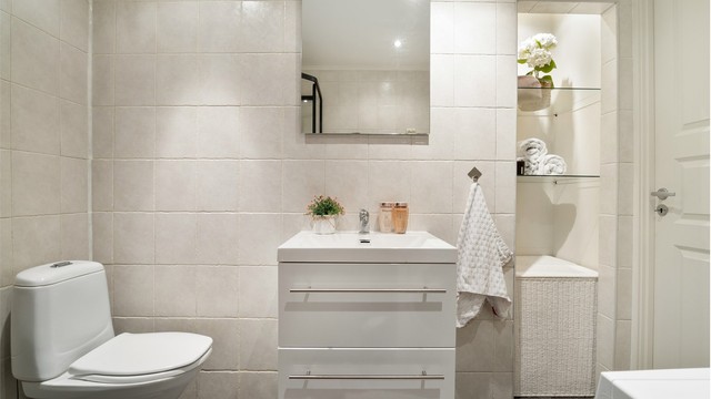 Bad er helfliset i lyse farger. Legg merke til den innebygde nisjeløsningen!