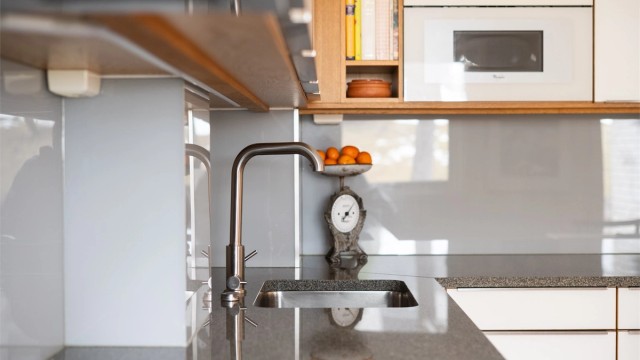 Underlimt oppvaskkum i rustfritt stål med ettgreps armatur.