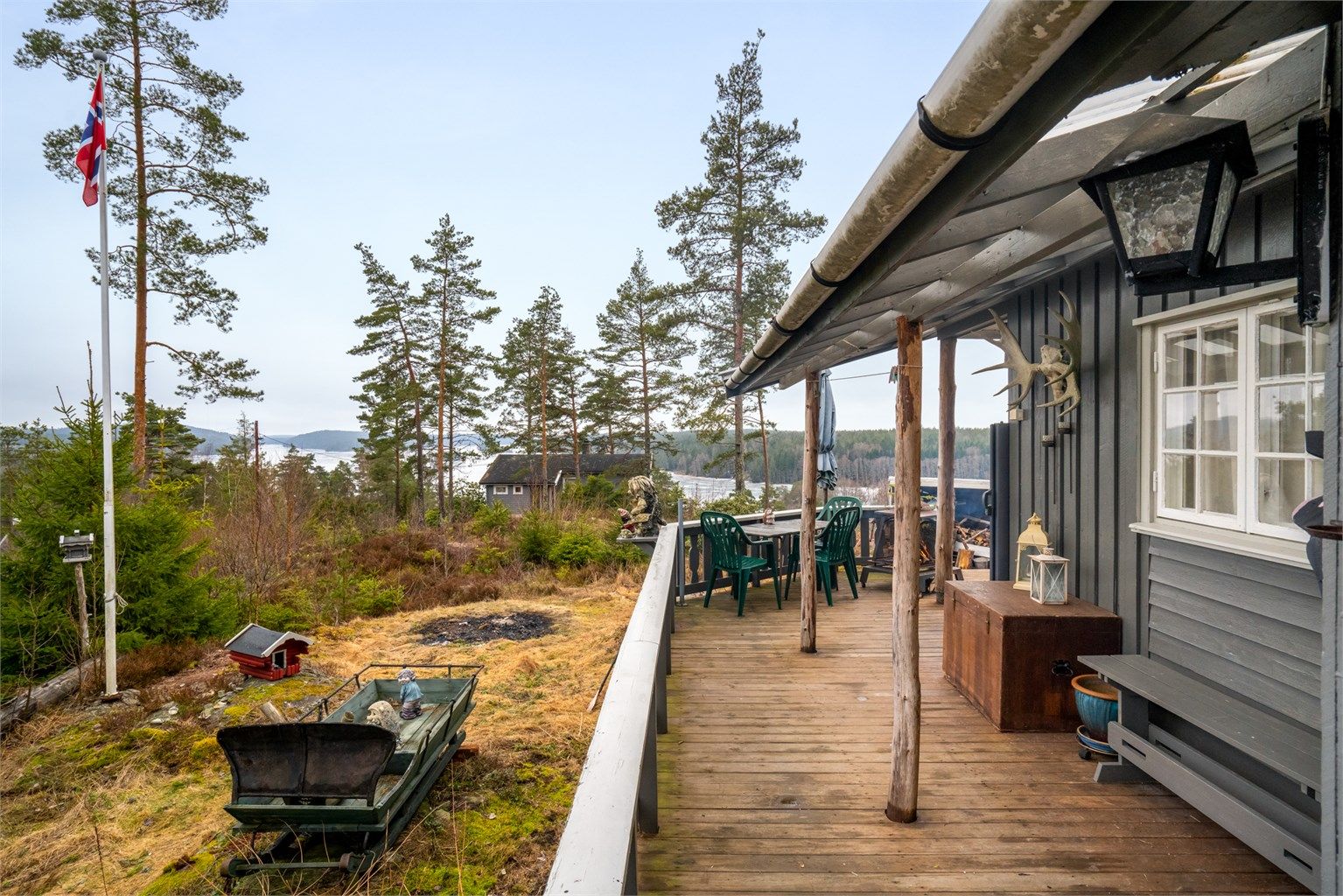 En nesten 55 kvm. stor terrasse omfavner hyttas solutsatt sider. Her kan du få med deg solen fra den står opp til den går ned.