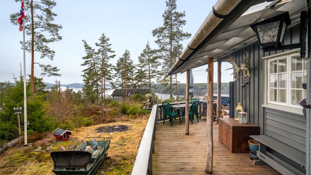 En nesten 55 kvm. stor terrasse omfavner hyttas solutsatt sider. Her kan du få med deg solen fra den står opp til den går ned.