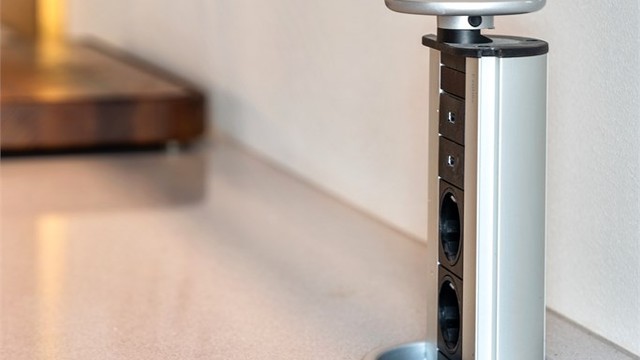 I benkeplaten er det praktisk nedfellbar pop up stikkontakt - perfekt til baking eller matlaging.