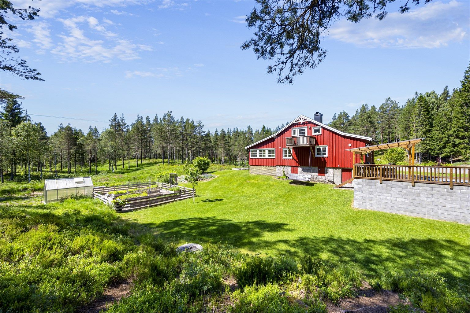 Stor hage med kjøkkenhage, drivhus og gode muligheter for den hageinteresserte.