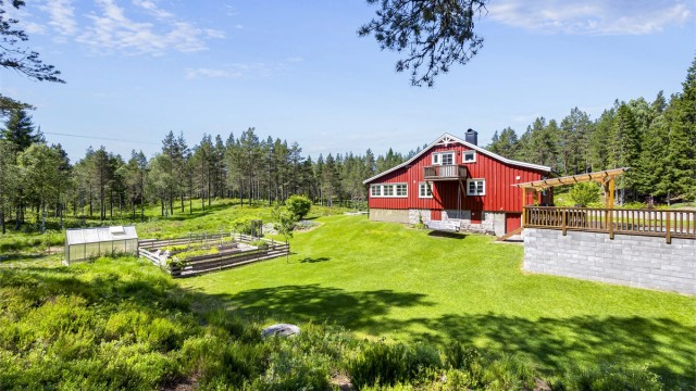Stor hage med kjøkkenhage, drivhus og gode muligheter for den hageinteresserte.