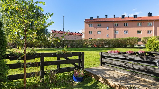 Den inngjerdede hagen oppleves skjermet og privat