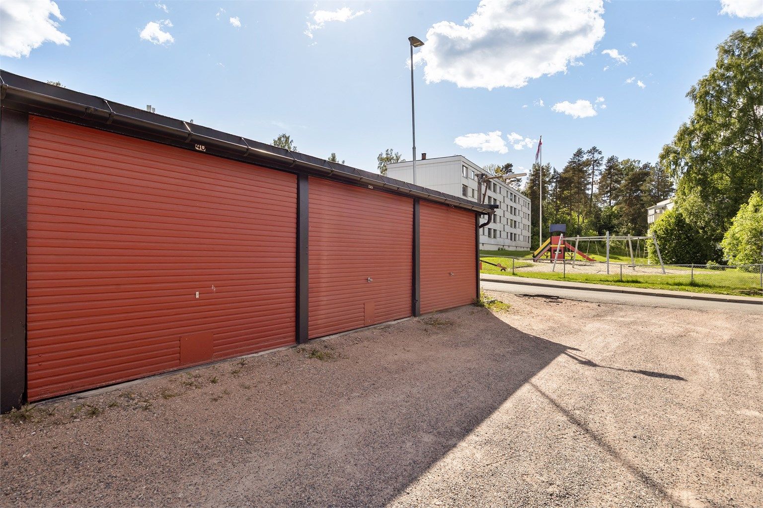 Leiligheten disponerer en parkeringsplass (nr. 40 iflg. selger) på 15 kvm i felles garasjerekke. 