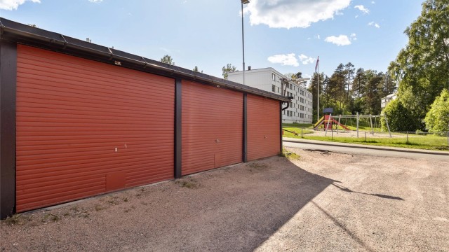 Leiligheten disponerer en parkeringsplass (nr. 40 iflg. selger) på 15 kvm i felles garasjerekke.