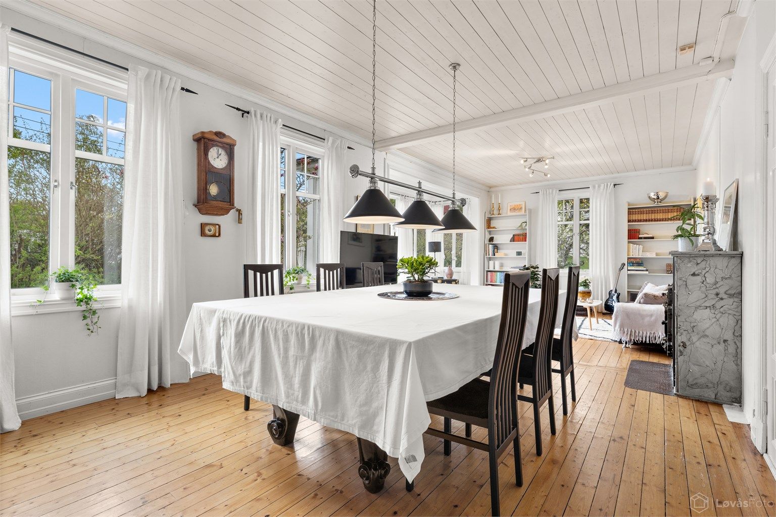 Romslige stue/spisestue med plass til både sofagruppe og spisebord.