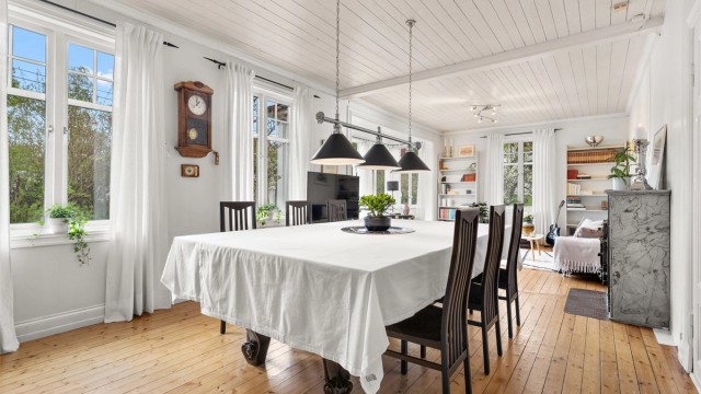 Romslige stue/spisestue med plass til både sofagruppe og spisebord.