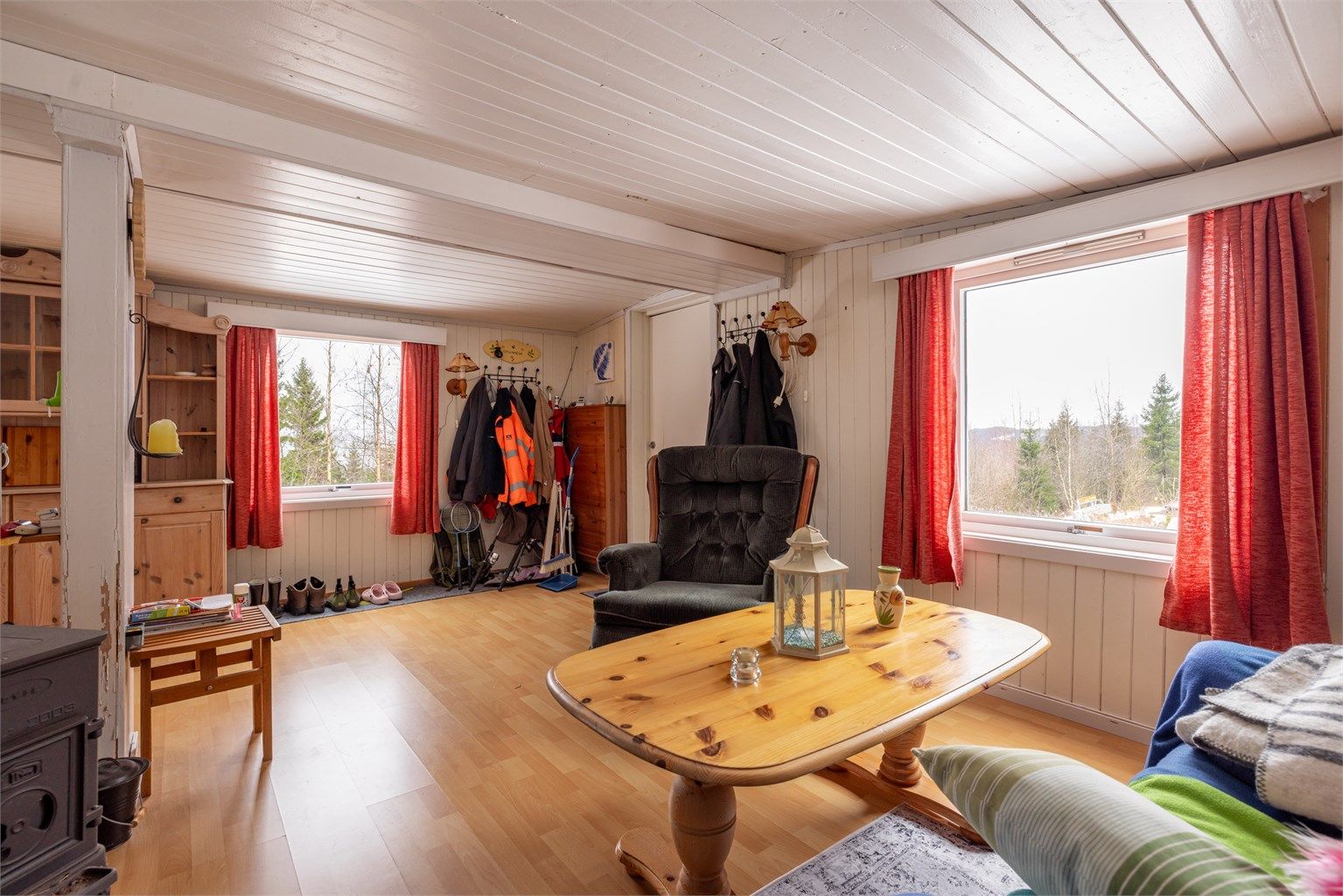 Velkommen inn! Adkomst via terrasse på ca 27kvm ved inngangspartiet.