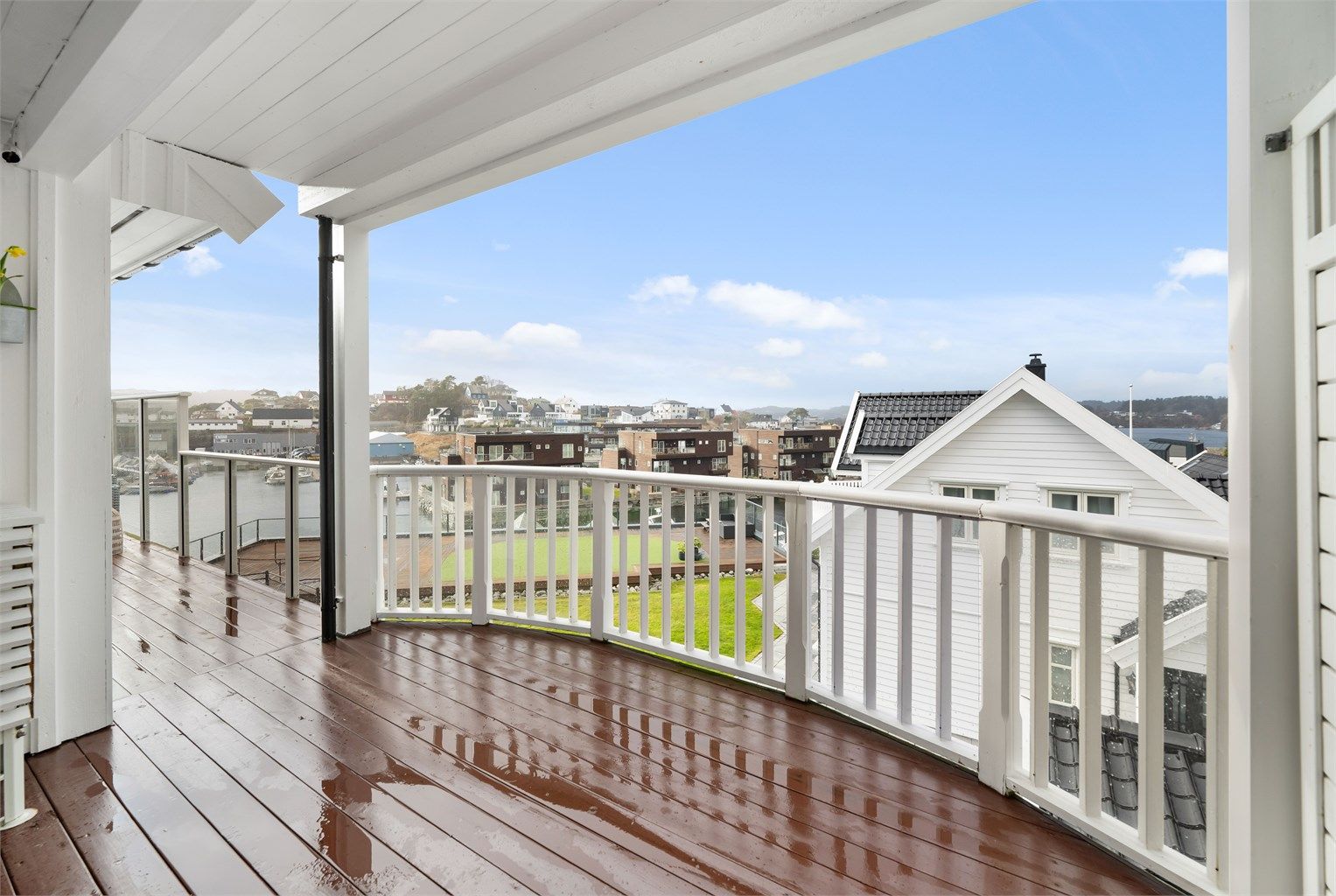 Fra "balkongen" er det tilkomst til stor terrasse på husets vestside. Inn-glassing av "balkongen" er søkt og godkjent, men ikke utført.  