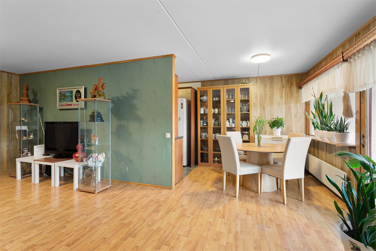 Store vindusflater som gir godt med naturlig lysinnslipp