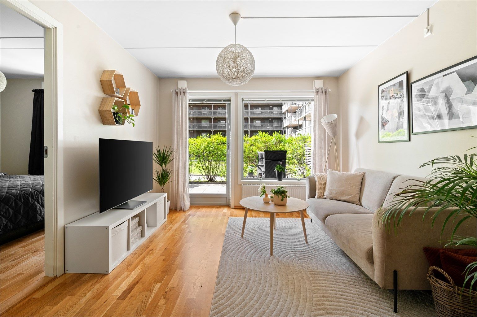 Tiltalende og moderne stue med en lys og luftig romfølelse.