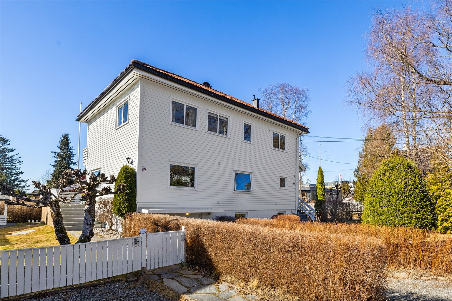 Velkommen til Bernt Knudsens vei 35 - Solrik 2. etasje i horisontaldelt tomannsbolig | 3 sov. | Vestvendt terrasse | Hage | Parkering