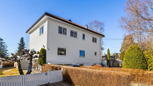 Velkommen til Bernt Knudsens vei 35 - Solrik 2. etasje i horisontaldelt tomannsbolig | 3 sov. | Vestvendt terrasse | Hage | Parkering