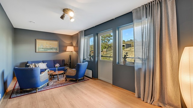 Soverom 2. er av god størrelse og har adkomst ut til en luftebalkong.