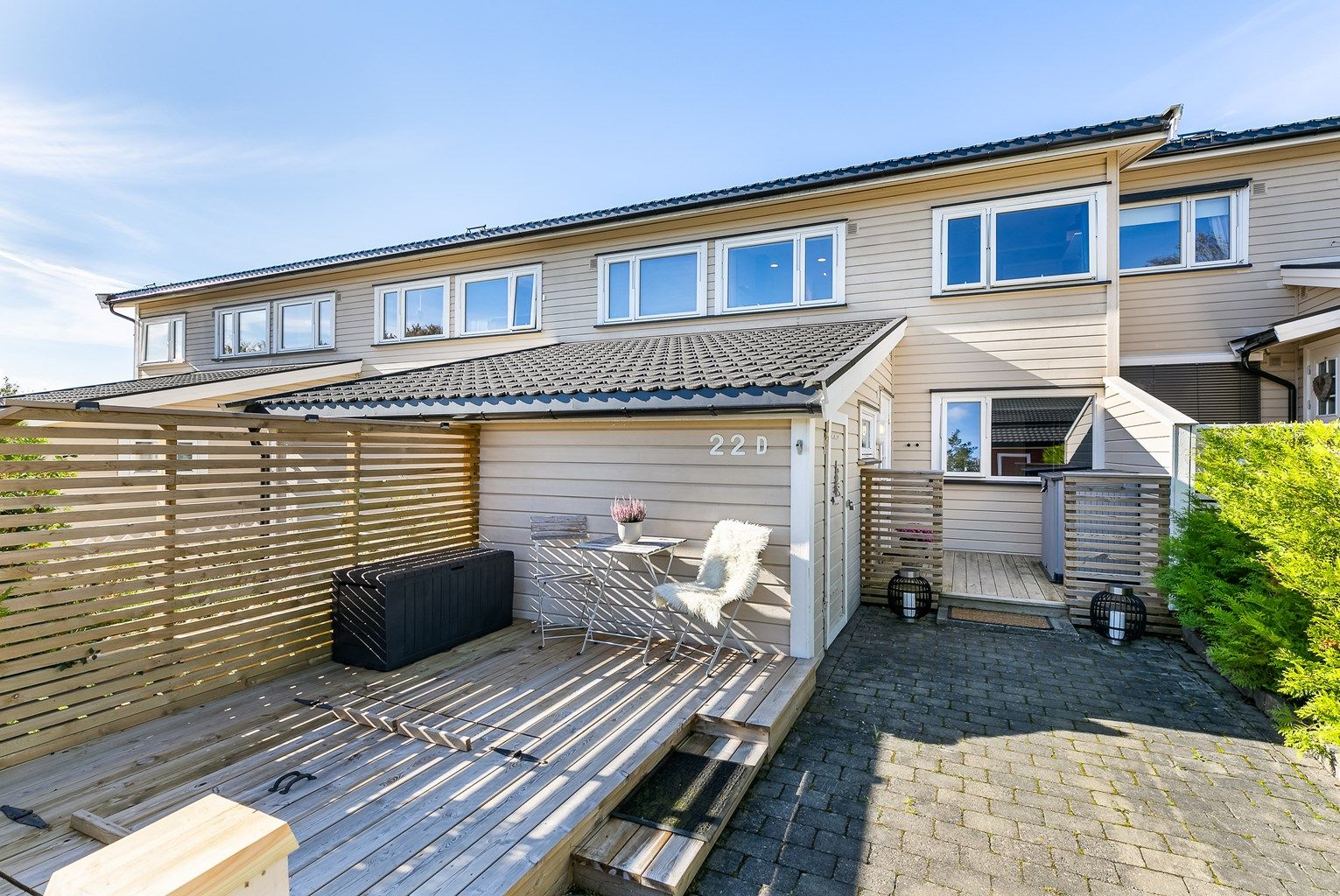 Trollveien 22D formidles av Krogsveen.
På inngangssiden kan du få med deg morgen- og formiddagssolen sommerstid.