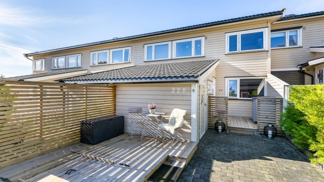 Trollveien 22D formidles av Krogsveen.
På inngangssiden kan du få med deg morgen- og formiddagssolen sommerstid.