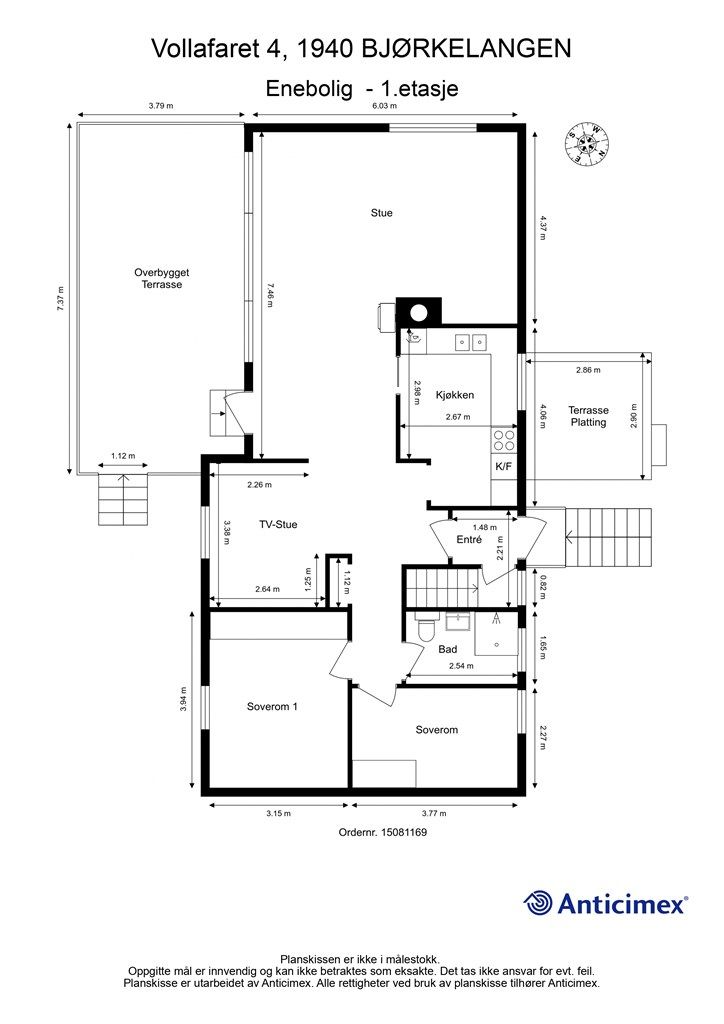 Første etasje har et bruksareal på 98 m² og en praktisk planløsning med stue, TV-stue, kjøkken, bad og to soverom.