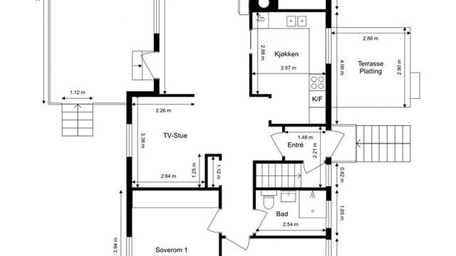 Første etasje har et bruksareal på 98 m² og en praktisk planløsning med stue, TV-stue, kjøkken, bad og to soverom.