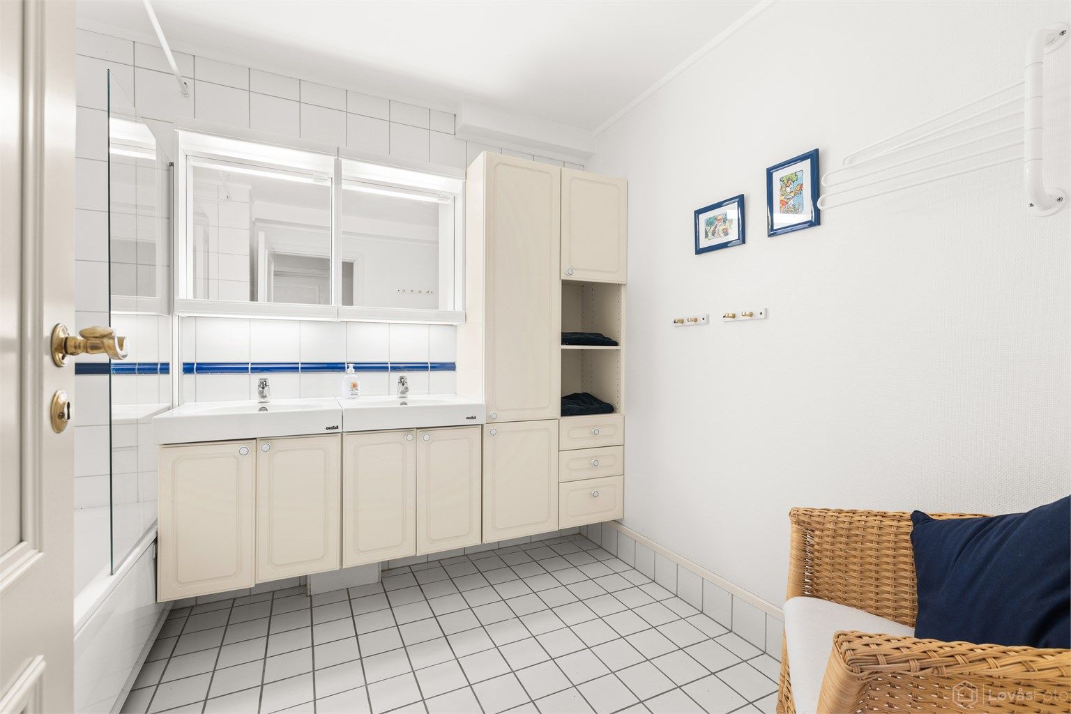 Romslig bad med badekar