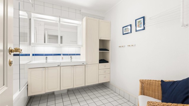 Romslig bad med badekar