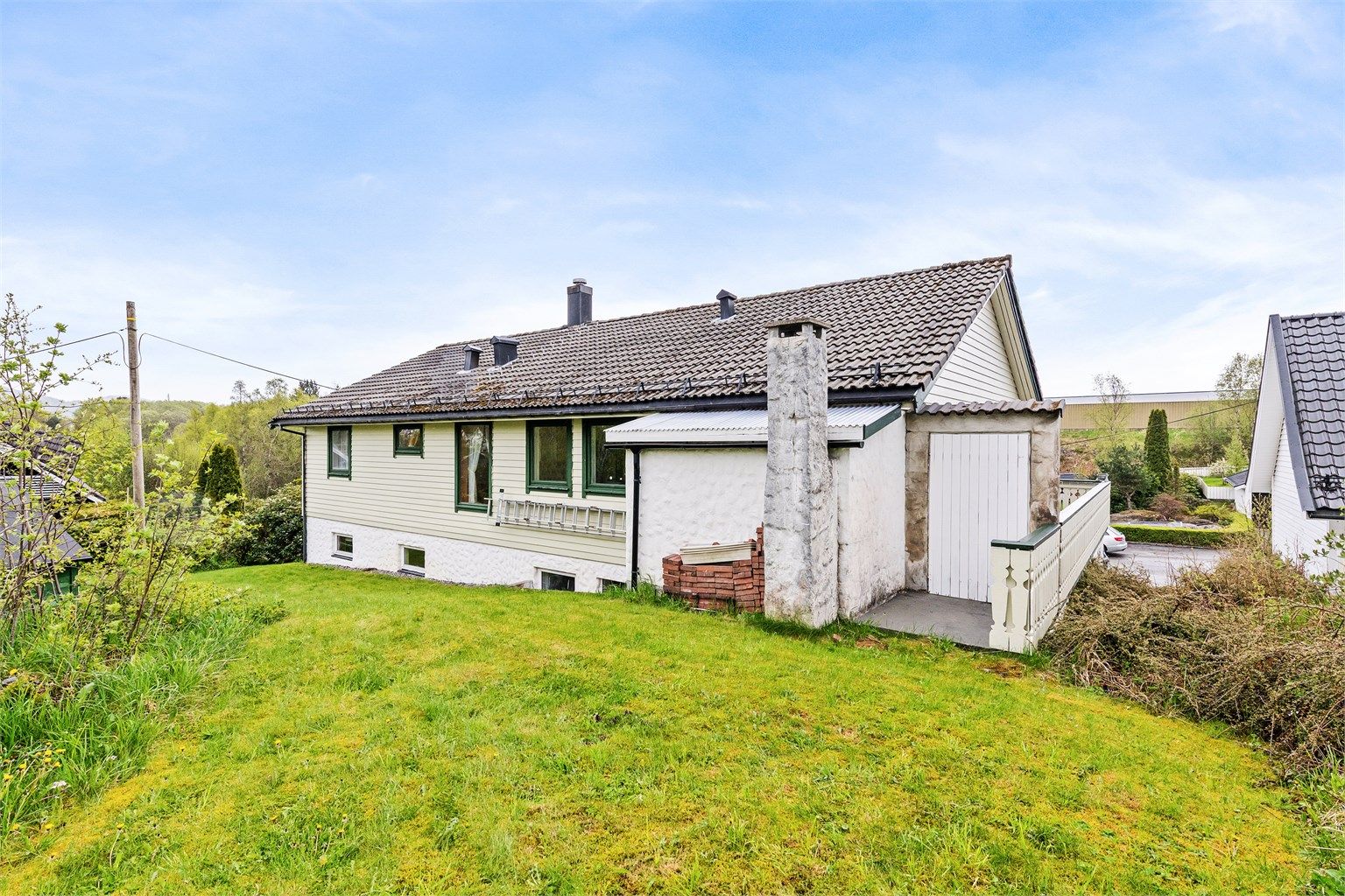 Fasade og hage mot nordvest