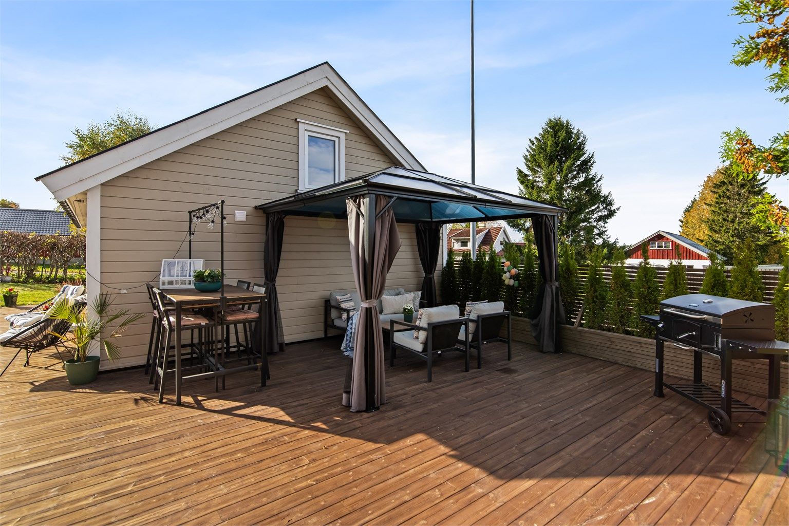 Terrassen har god plass til både spiseplass, lounge og grill.