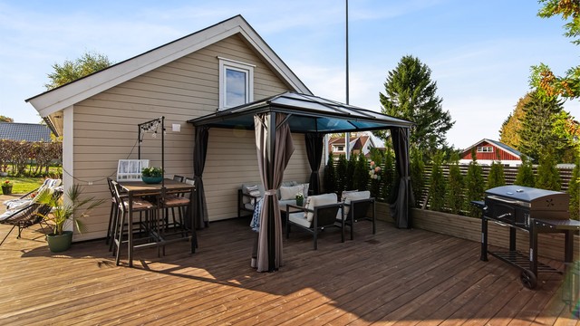 Terrassen har god plass til både spiseplass, lounge og grill.