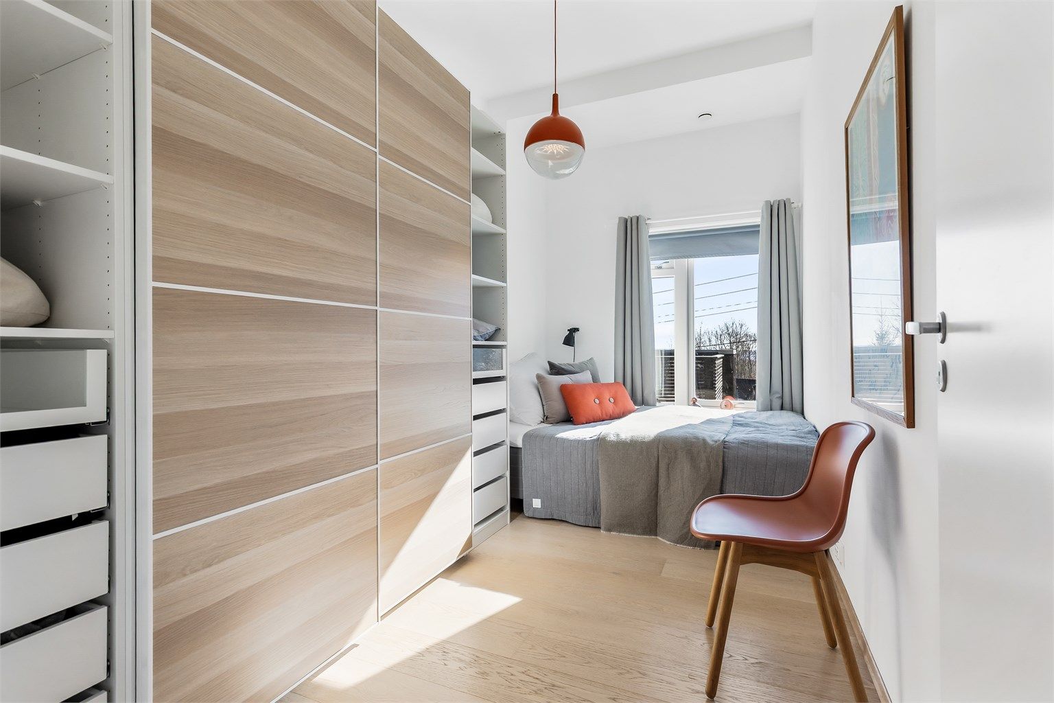 I 2.etasje er det tre soverom. Disse passer godt som gjesterom, barnerom eller kontor.