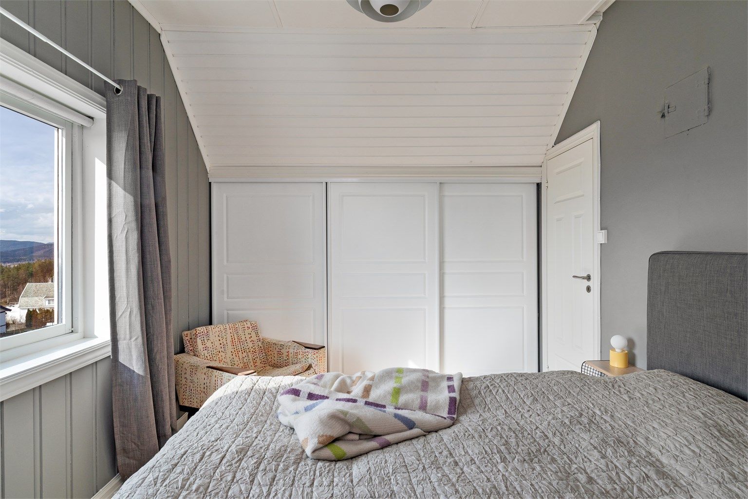 På hovedsoverommet er det skyvedørsgarderobe på hver side av sengen med god plass til klær