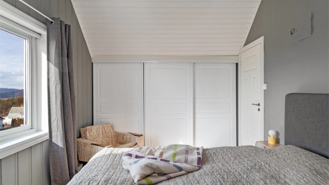 På hovedsoverommet er det skyvedørsgarderobe på hver side av sengen med god plass til klær