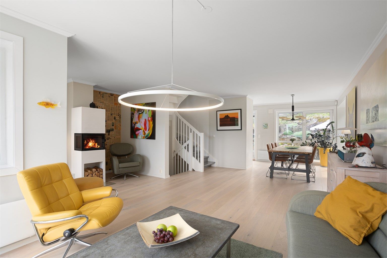 Innbydende stue med peisovn