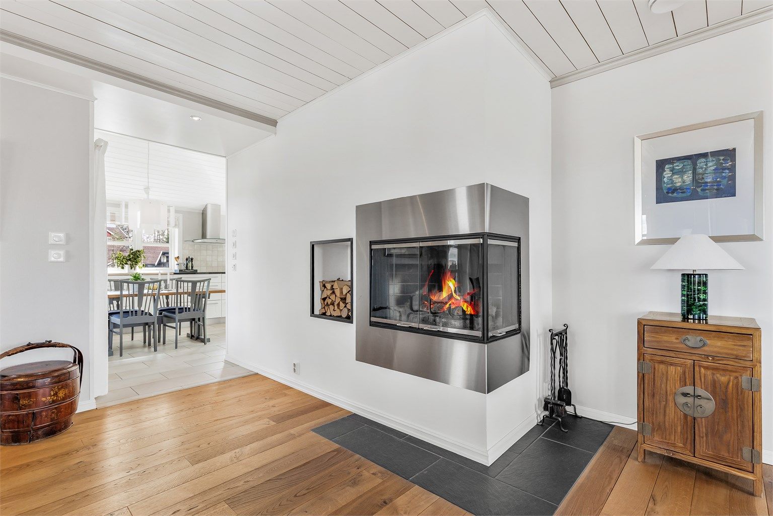 Flott, integrert peisovn mellom stuene for ekstra varme og hygge på kjølige dager.