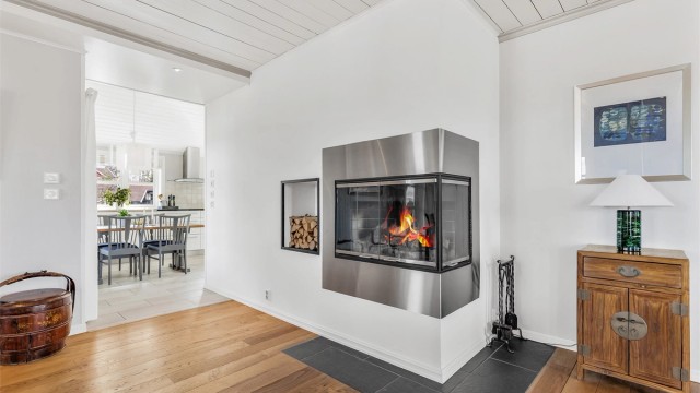 Flott, integrert peisovn mellom stuene for ekstra varme og hygge på kjølige dager.